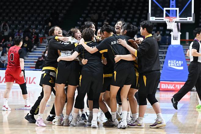 4위를 차지하기 위한 열의를 불태우고 있는 KB스타즈 선수들이 지난 10일 BNK전에서 연장전 끝에 극적인 역전승을 일궈낸 후 얼싸안고 기뻐하고 있다. 사진제공=WKBL