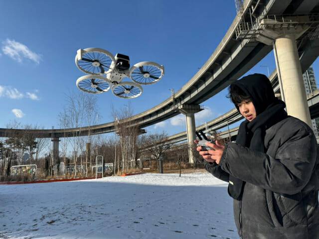 DJI 플립을 비행하고 있다. (사진=지디넷코리아 신영빈 기자)