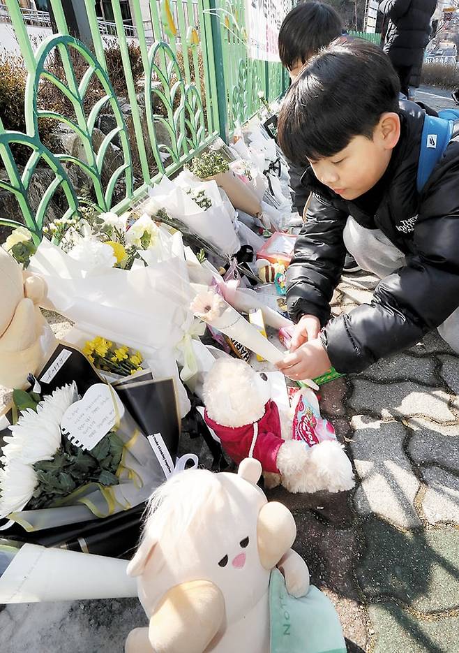 ‘초등학생 피살 사건’이 발생한 대전 서구의 초등학교 앞. 11일 학생들이 꽃과 인형을 내려놓으며 숨진 김하늘양을 추모하고 있다. /신현종 기자
