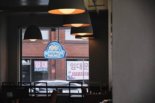 서울 청담동 버터핑거팬케이크 매장 창 너머로 임대문의 간판이 보이고 있다. /유진우 기자