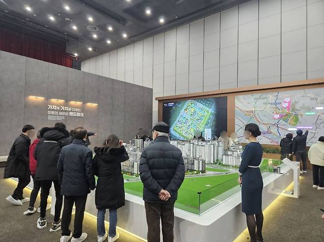 지난 11일 경기 고양시 일산서구 킨텍스 전시관에서 창릉지구 견본주택 모형도를 구경하는 청약 수요자들 모습. 사진=최가영 기자