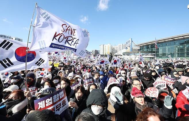 지난 8일 오후 동대구역 광장에서 개신교 단체 ‘세이브코리아’가 국가비상기도회를 열고 윤석열 대통령 탄핵에 반대하며 석방을 촉구하고 있다. 연합뉴스