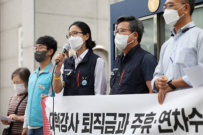 정보라 작가가 2022년 8월31일 오전 마포구 서울서부지방법원에서 열리는 재판에 앞서 한국비정규교수노동조합 기자회견에 참석해 입장을 말하고 있다. 연합뉴스