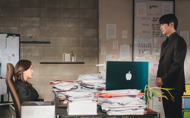 드라마 '나의 완벽한 비서'에서 대표 강지윤(한지민)과 비서 유은호(이준혁)가 대화를 하고 있다. SBS 제공