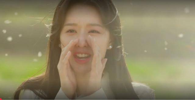 tvN 드라마 '눈물의 여왕'에서 홍해인이 헬기를 타고 백현우(김수현)를 찾아가 프러포즈하는 장면. tvN 영상 캡처