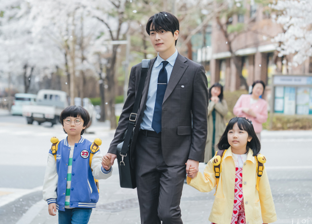 '나의 완벽한 비서'에서 유은호가 출근 전 딸과 친구를 유치원에 등원시키는 모습. SBS 제공