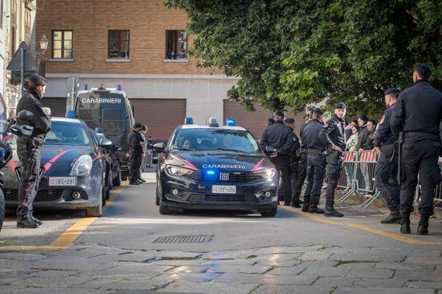 지난 11일 이탈리아 남부 시칠리아의 팔레르모에서 경찰관들이 마피아(코사 노스트라)를 상대로 급습 작전을 벌이고 있다. 팔레르모(이탈리아)=EPA 연합뉴스