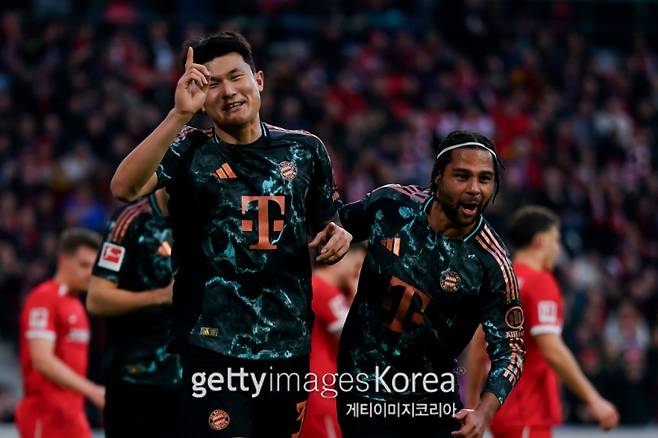 뮌헨 김민재(왼쪽)가 26일 끝난 프라이부르크와의 2024~25 분데스리가 19라운드 중 추가 골을 넣고 환호하고 있다. 사진=게티이미지