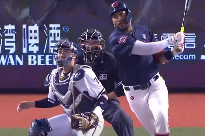 롯데 빅터 레이예스가 3회 적시타를 치고 있다. 사진=자이언츠 TV 중계 영상 캡처