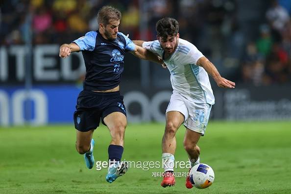 울산 HD와 부리람 유나이티드(태국)의 2024~25 아시아축구연맹(AFC) 챔피언스리그 엘리트(ACLE) 리그 스테이지 7차전 경기 모습. 라카바가 드리블을 하고 있다. 사진=게티이미지