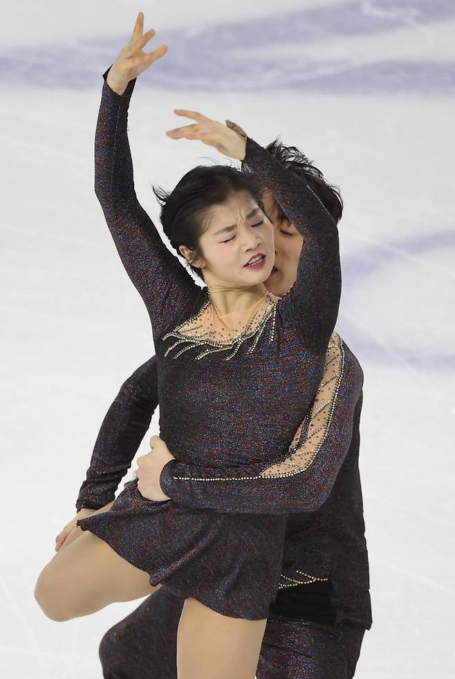 <yonhap photo-6294="">북한 피겨 페어 렴대옥과 한금철이 12일 중국 하얼빈 헤이룽장 빙상훈련센터 다목적홀에서 열린 하얼빈 동계아시안게임 피겨 페어 프리스케이팅에서 연기를 펼치고 있다. [연합뉴스]</yonhap>