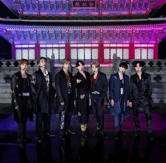 그룹 방탄소년단(BTS)의 한복 디자이너로 알려진 김리을(김종원) 리을 대표가 사망한 사실이 알려졌다. 사진은 김리을 대표가 디자인한 한복 정장을 입은 BTS 멤버들. [사진=김리을 인스타그램]