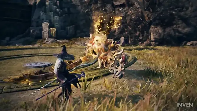 ▲ 강력한 서포팅 능력을 자랑하는 은둔자의 아츠
아츠를 쓰면 주변 적에게 낙인을 부여하며, 공격한 플레이어의 체력과 FP를 회복시킨다