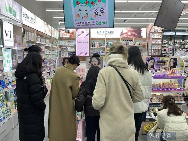 다이소 색조화장품 코너에 손님이 몰린 모습/사진=유지희 기자