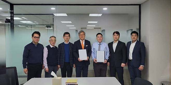 좌측부터 첫 번째 스타코링크 김경진 공동대표, 두 번째 스타코링크 오광배 공동대표, 다섯 번째 코어닥스 임요송 대표이사, 여섯 번째 코어닥스 양휘강 부대표. (주)코어닥스 제공