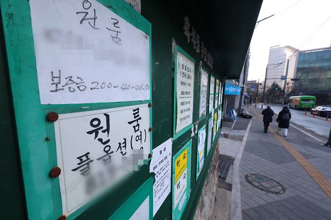 대학가 원룸 월세도 천정부지 11일 서울의 한 대학교 인근 동작구 흑석동 마을게시판에 원룸 등의 월세 전단지들이 붙어 있다. 부동산 정보 플랫폼 다방이 서울 주요 10개 대학 인근을 조사한 결과 지난 1월 보증금 1000만원 기준 원룸(전용면적 33㎡ 이하)의 평균 월세는 60만9000원, 평균 관리비는 7만8000원으로, 1년 전보다 각각 6.1%(3만5000원), 8.3%(6000원) 올랐다. 연합뉴스