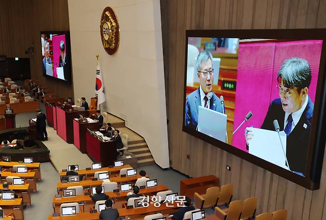 이춘석 더불어민주당 의원이 12일 국회 본회의 정치·외교·통일·안보 분야 대정부질문에서 김용현 전 국방부 장관의 검찰 조서를 들고 김석우 법무부 차관에게 질의하고 있다. 박민규 선임기자