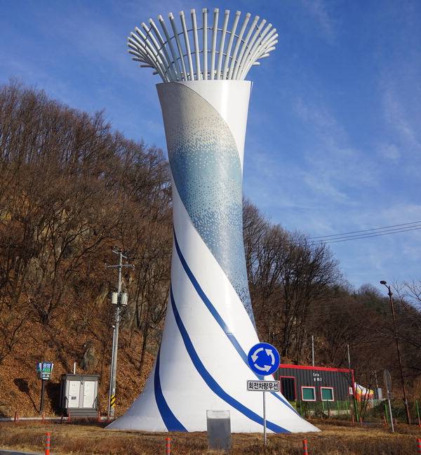 봉명산 들머리에 용출하는 온천수를 형상화한 문경온천 조형물.