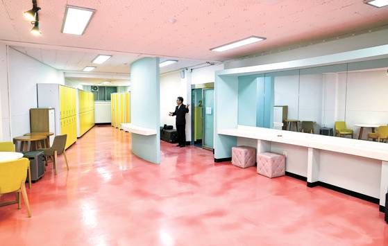 A locker room for girls at Jangchung High School, which turned from an all-boys institution to coed two years ago, in central Seoul [KIM JONG-HO]