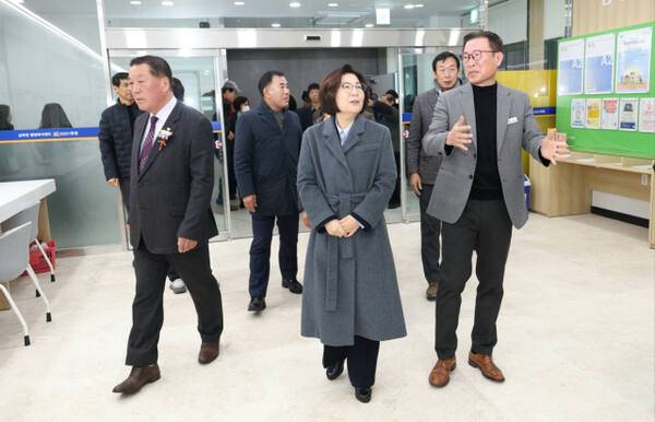 김보라 안성시장(왼쪽 두번째)과 안정열 시의회 의장(왼쪽 첫번째)이 12일 오후 삼죽면 행정복지센터를 방문해 엄기현 삼죽면장으로부터 설명을 듣고 있다. 안성시 제공