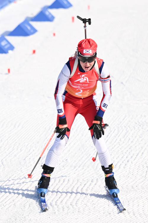 예카테리나 압바쿠모바가 12일 중국 헤이룽장 야부리 스키 리조트에서 열린 하얼빈 동계아시안게임 바이애슬론 여자 7.5km 스프린트 경기를 마친 뒤 숨을 고르고 있다. [신화 = 연합뉴스]