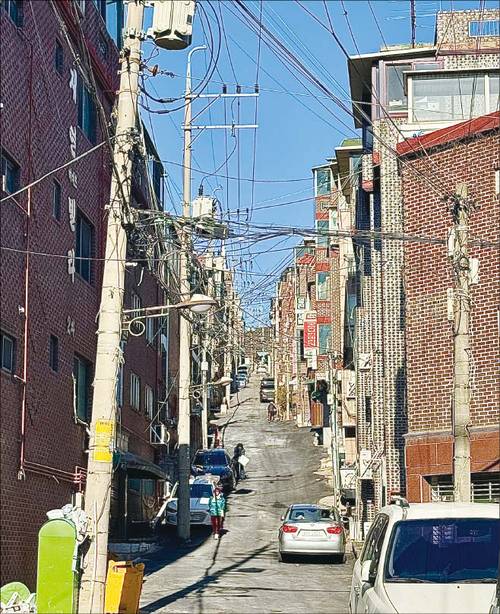 상계뉴타운2구역의 한 골목. 가파른 경사지에 위치한 노후 빌라들이 보인다. (정다운 기자)