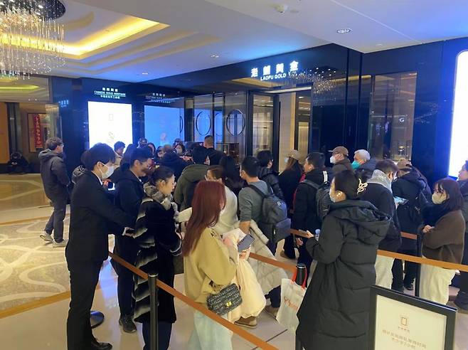 중국 베이징 금융중심가 궈마오 내 라오푸황진 매장 앞에 수십명의 중국인들이 줄을 서 기다리고 있다./사진=우경희 기자