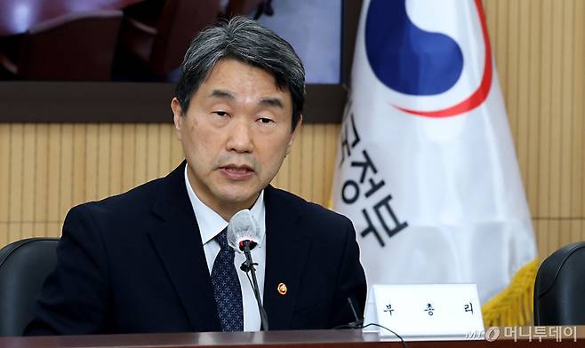 (세종=뉴스1) 김기남 기자 = 이주호 사회부총리 겸 교육부 장관이 11일 오후 세종시 정부세종청사에서 열린 사회관계장관회의에 앞서 지난 10일 대전의 한 초등학교 교사에 의해 사망한 김하늘 학생에 대한 대책마련과 추모 발언을 하고 있다. 2025.2.11/뉴스1  Copyright (C) 뉴스1. All rights reserved. 무단 전재 및 재배포,  AI학습 이용 금지. /사진=(세종=뉴스1) 김기남 기자