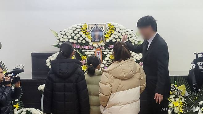 [대전=뉴시스] 송승화 기자= 교사가 휘두른 흉기에 찔려 숨진 김하늘양의 친구들이 11일 시신이 안장돼 있는 대전 서구 건양대병원 장례식장 빈소를 방문,김 양 아버지의 안내를 받아 조문하고 있다. 2025.02.11. ssong1007@newsis.com /사진=유순상