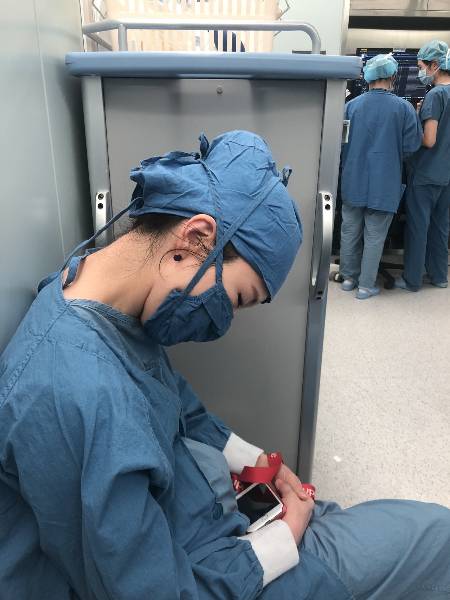 외과 전공의 시절 수술 대기 중인 허윤정 교수./사진=본인 제공