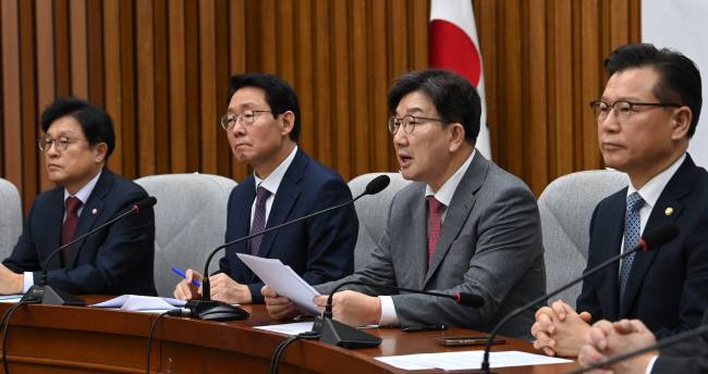 與 원내대책회의　   권성동(오른쪽 두 번째) 국민의힘 원내대표가 12일 오전 국회에서 열린 원내대책회의에서 발언하고 있다. 곽성호 기자