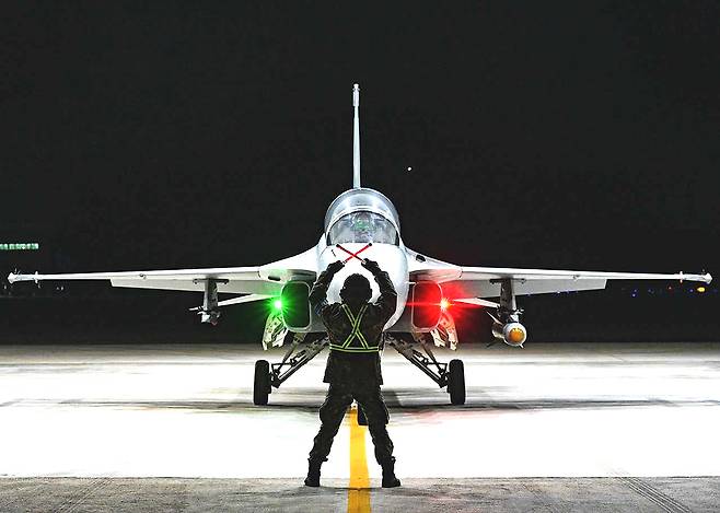 전투태세훈련 중 FA-50 전투기 조종사와 정비사가 수신호를 주고 받고 있다. (예천 16전비 제공)