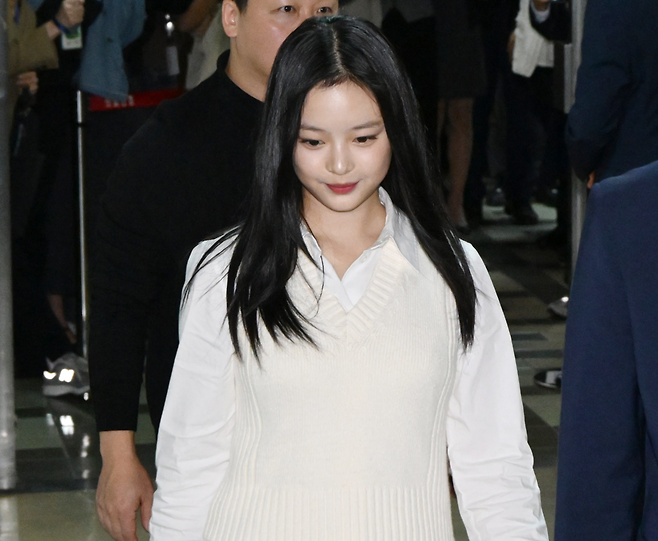 그룹 ‘뉴진스’ 하니가 15일 서울 여의도 국회 환경노동위원회에서 열린 경제사회노동위원회 등의 국정감사에 참고인으로 출석하고 있다.[뉴시스]