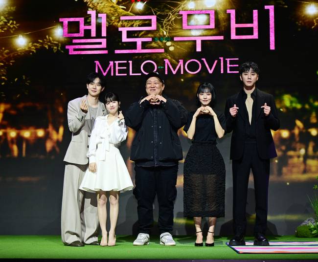 왼쪽부터 최우식, 박보영, 오충환 감독, 전소니, 이준영