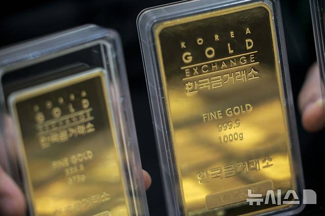 [서울=뉴시스] 정병혁 기자 = 5일 서울 종로구 한국금거래소 종로본점에 골드바가 진열되어 있다.트럼프발 관세 전쟁에 안전자산에 대한 수요가 몰리면서 국제 금값이 사상 최고치를 경신한 가운데 국내 금값도 최고가를 갈아치웠다. 전날 KRX금시장에서 1㎏짜리 금 현물 1ｇ당 가격은 14만1350원으로 마감했다. 전 거래일인 3일(13만8000원) 대비 3350원(2.43%) 올라 최고가를 경신했다. 1년 전인 지난해 2월 5일과 비교하면 8만7050원에서 62.4%나 급등했다. 2025.02.05. jhope@newsis.com