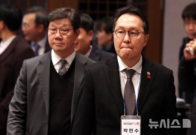 [서울=뉴시스] 추상철 기자 = 박민수(오른쪽) 보건복지부 제2차관과 노연홍 의료개혁특별위원회 위원장이 9일 오후 서울 중구 프레스센터에서 열린 '의료체계 정상화를 위한 비급여 관리 및 실손보험 개혁방안 정책토론회'에 참석하고 있다. 2025.01.09. scchoo@newsis.com