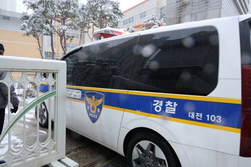 초등학교로 들어가는 형사기동대 차량 초등학교로 들어가는 형사기동대 차량     (대전=연합뉴스) 강수환 기자 = 대전 초등학생 김하늘 양 피살사건이 발생한 대전 서구의 한 초등학교에 경찰 형사기동대 차량이 들어서고 있다. 이날 오전 학교에 합동분향소가 마련되면서 경찰은 학교 내외부 질서와 안전을 위해 순찰을 강화하기로 했다. 2025.2.12     swan@yna.co.kr (끝)   <저작권자(c) 연합뉴스, 무단 전재-재배포, AI 학습 및 활용 금지>