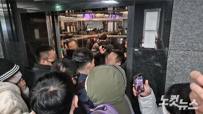 윤석열 대통령 지지자들은 전원위원회 회의가 열리는 서울 중구 저동 인권위 건물 14층 복도를 점거하고, 대통령 방어권 보장 권고안 반대 입장을 가진 인권 관련 시민사회단체 활동가들의 방청을 막겠다며 엘리베이터 앞에 진을 쳤다. 이들이 엘리베이터에서 내리려는 한 남성을 가로막고 있다. 박희영 기자