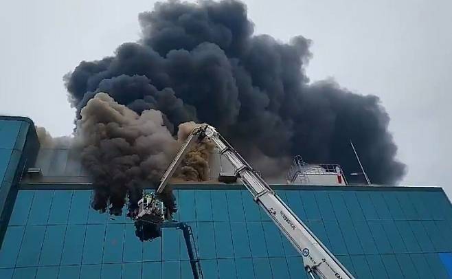 화재가 난 LG화학 익산공장. 전북소방본부 제공