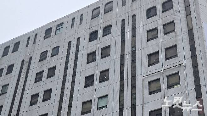 이단 신천지가 최근 경기 과천시에 있는 한 대형마트 건물을 매입한 것으로 알려져 지역 사회 불안이 확산하고 있다. 이정우 기자