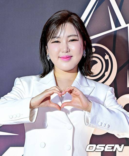 [OSEN=지형준 기자] 17일 오후 인천 중구 운서동 인스파이어 아레나에서 '제1회 코리아 그랜드 뮤직 어워즈(2024 KGMA)'가 열렸다.'2024 KGMA'는 새로운 K팝 축제를 표방하는 시상식으로 배우 남지현과 뉴진스 하니, 에스파 윈터가 MC로 호흡을 맞춘다.가수 송가인이 포즈를 취하고 있다. 2024.11.17 / jpnews@osen.co.kr