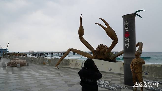울진 거일리의 대게원조마을 상징 조형물. 후포항에서 해안도로를 따라 북쪽으로 조금 올라오면 있다     울진｜김재범 기자 oldfield@donga.com