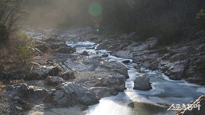 겨울 막바지 추위에 파르라니 얼어있는 불영사계곡. 사계절 언제 찾아도 좋을 만큼 드라이브 코스로 유명하다      울진｜김재범 기자 oldfield@donga.com