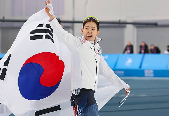 9일 중국 하얼빈 헤이룽장 빙상훈련센터 스피드스케이팅 오벌에서 열린 동계아시안게임 스피드스케이팅 여자 500ｍ에서 1위를 차지하며 금메달을 획득한 김민선이 태극기 세리머니를 하고 있다. 이두리 기자