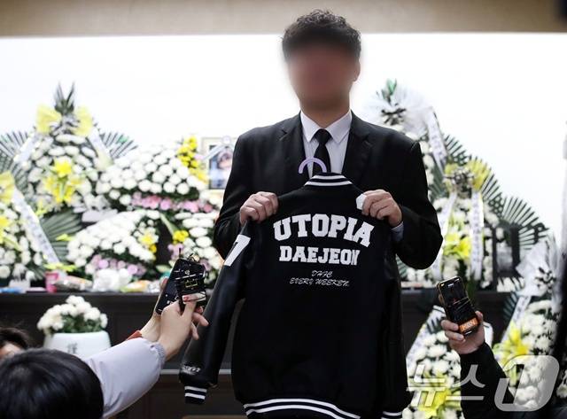 12일 대전 서구 한 초등학교에서 40대 교사에게 살해된 김하늘양의 아버지가 건양대병원 장례식장에 마련된 빈소에서 취재진과 인터뷰 도중 프로축구팀 대전시티즌 유니폼을 들어보이고 있다. /사진=뉴스1 제공