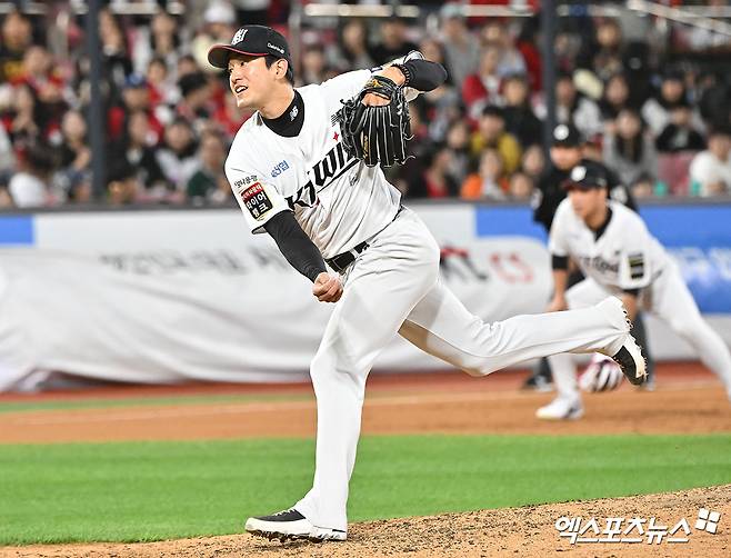 1일 오후 수원KT위즈파크에서 열린 '2024 신한 SOL Bank KBO리그' SSG 랜더스와 KT 위즈의 5위 결정전 경기, 7회초 KT 고영표가 공을 힘차게 던지고 있다. 엑스포츠뉴스DB