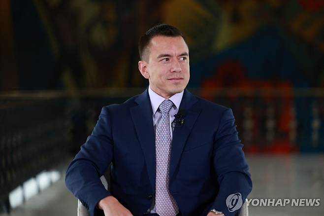 현지 라디오 인터뷰하는 다니엘 노보아 에콰도르 대통령 [에콰도르 대통령실 제공. 키토 AFP=연합뉴스. 재판매 및 DB 금지]