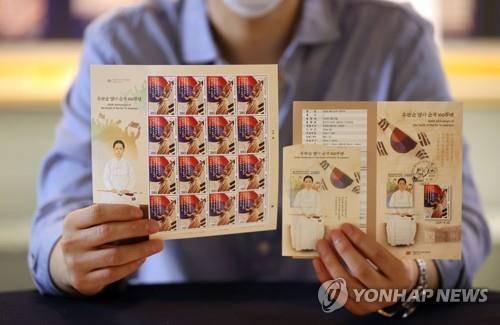 유관순 열사 순국 100주년 맞아 기념 우표 발행 (서울=연합뉴스) 김인철 기자 = 28일 서울 중구 우표박물관에서 직원이 '유관순 열사 100주년' 기념우표를 소개하고 있다. 2020.9.28