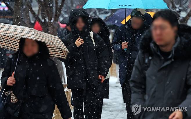 눈 내리는 아침, 출근 재촉하는 시민들 (서울=연합뉴스) 김도훈 기자 = 정월대보름인 12일 눈이 내린 서울 종로구 세종로 사거리 일대에서 시민들이 출근하고 있다.
    기상청은 기온이 오르는 오후에는 눈이 비로 바뀌는 곳이 있겠다고 예보했으며 늦은 오후 중부지방 일부 지역에서는 구름 사이로 보름달을 볼 수 있을 것으로 내다봤다. 2025.2.12 superdoo82@yna.co.kr