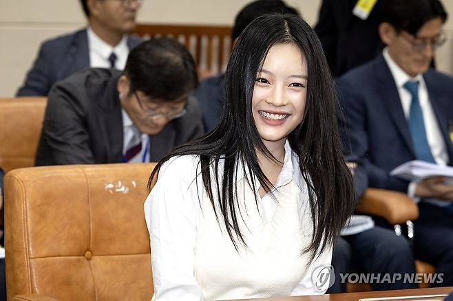 하니 뉴진스 멤버 하니 팜이 2024년 10월 15일 서울 여의도 국회에서 열린 환경노동위원회의 경제사회노동위원회, 중앙노동위원회, 최저임금위원회 등에 대한 국정감사에 참고인 자격으로 출석한 모습 [국회사진기자단=연합뉴스 자료사진]